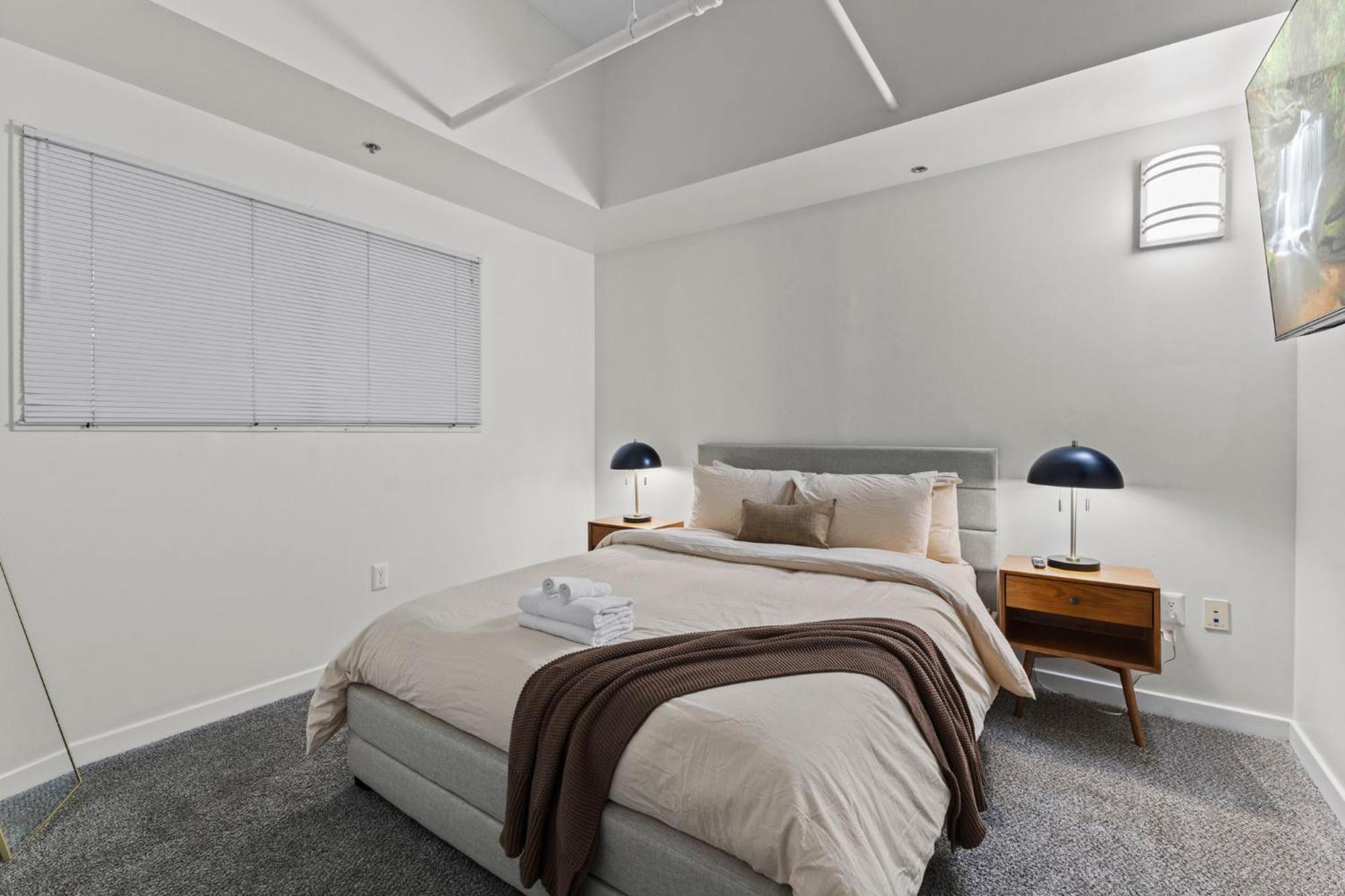 Indy Metro Stay - Sleeps 8 - Skywalk Access - Monument Circle إنديانابوليس المظهر الخارجي الصورة