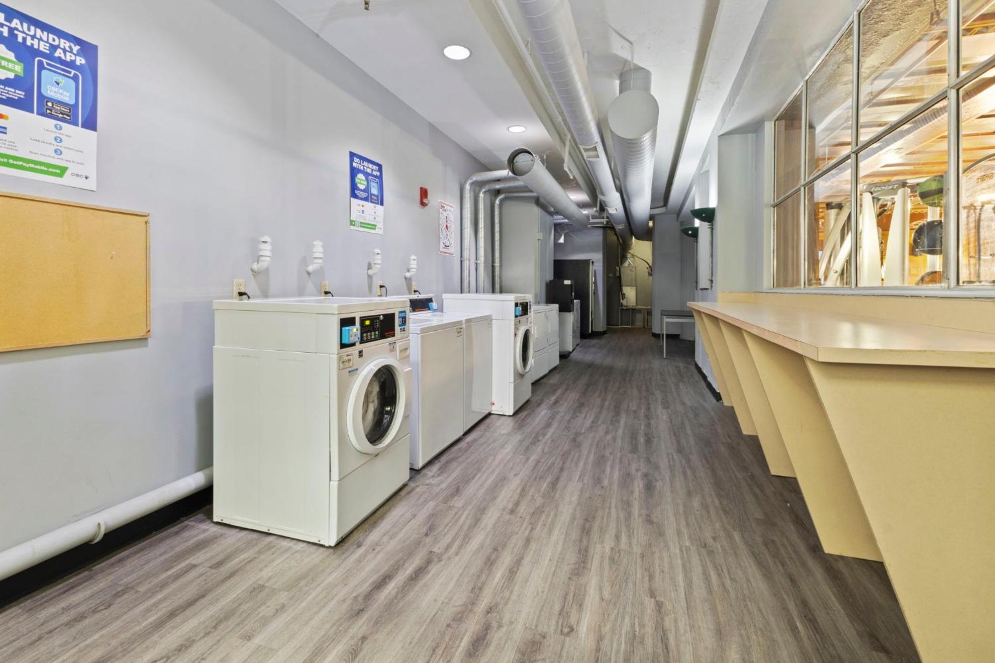 Indy Metro Stay - Sleeps 8 - Skywalk Access - Monument Circle إنديانابوليس المظهر الخارجي الصورة
