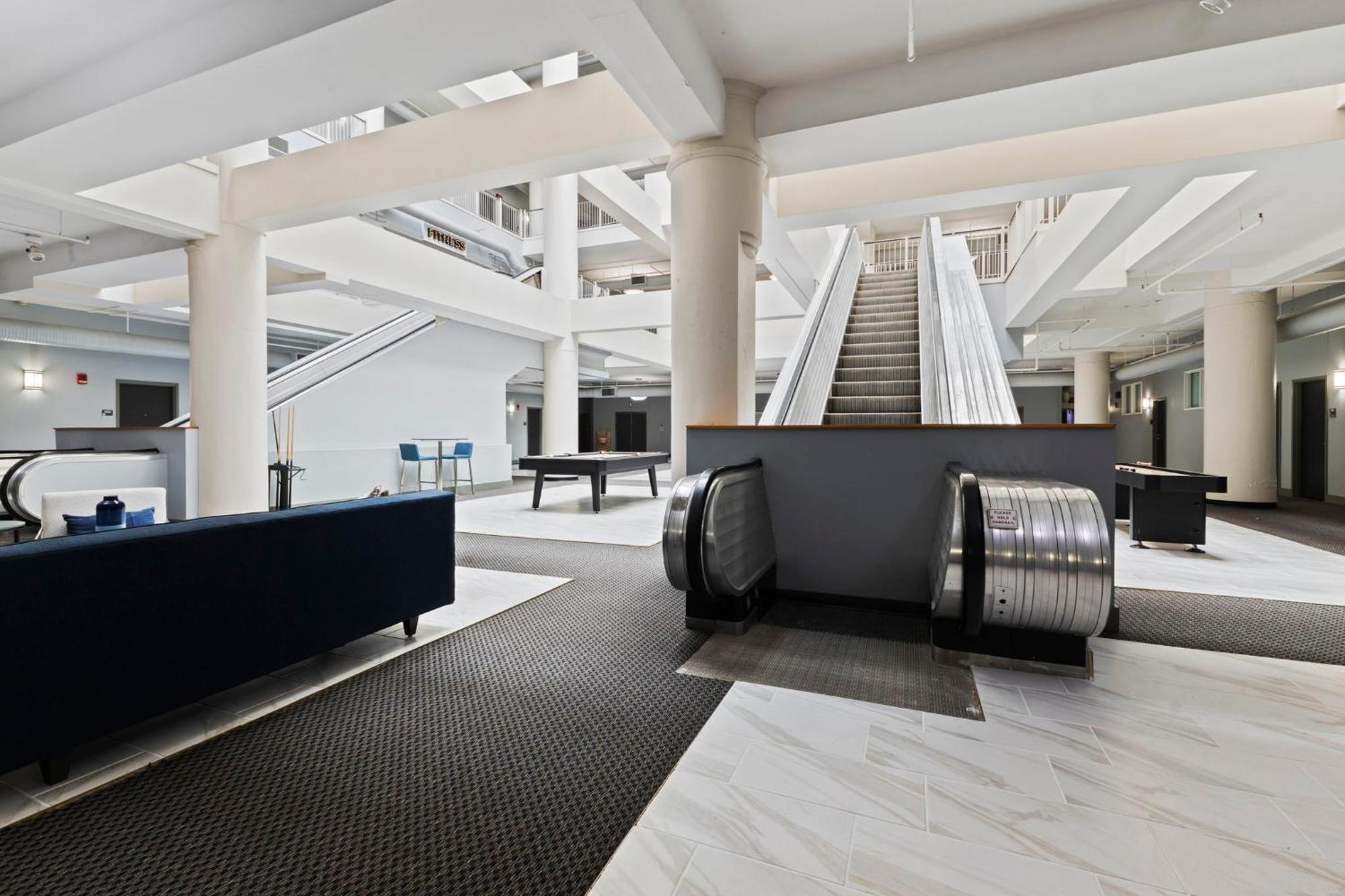 Indy Metro Stay - Sleeps 8 - Skywalk Access - Monument Circle إنديانابوليس المظهر الخارجي الصورة