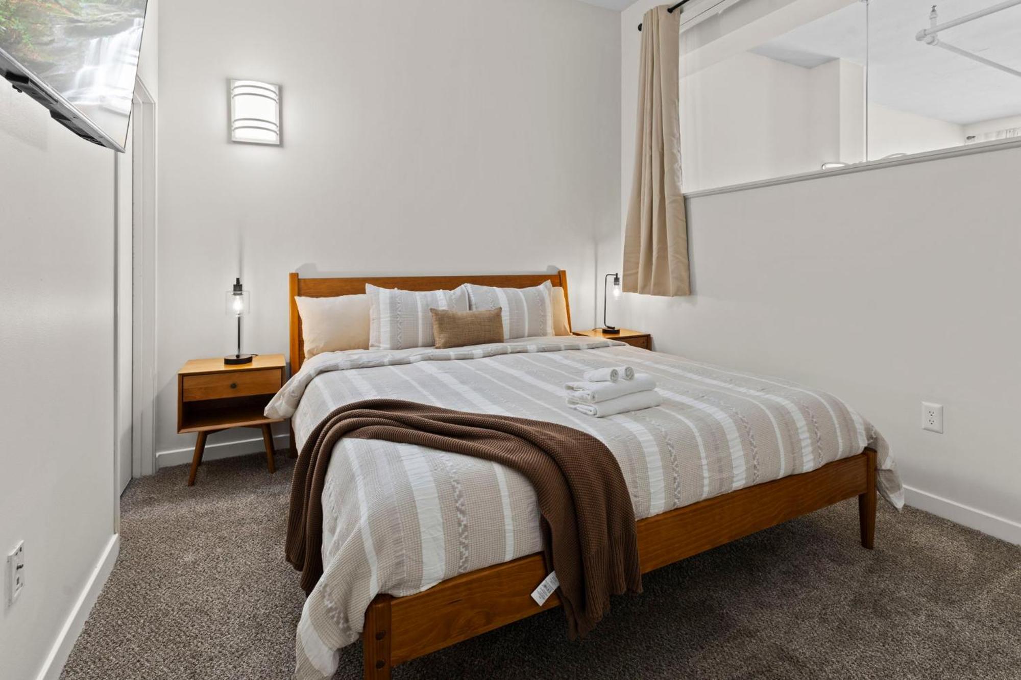 Indy Metro Stay - Sleeps 8 - Skywalk Access - Monument Circle إنديانابوليس المظهر الخارجي الصورة