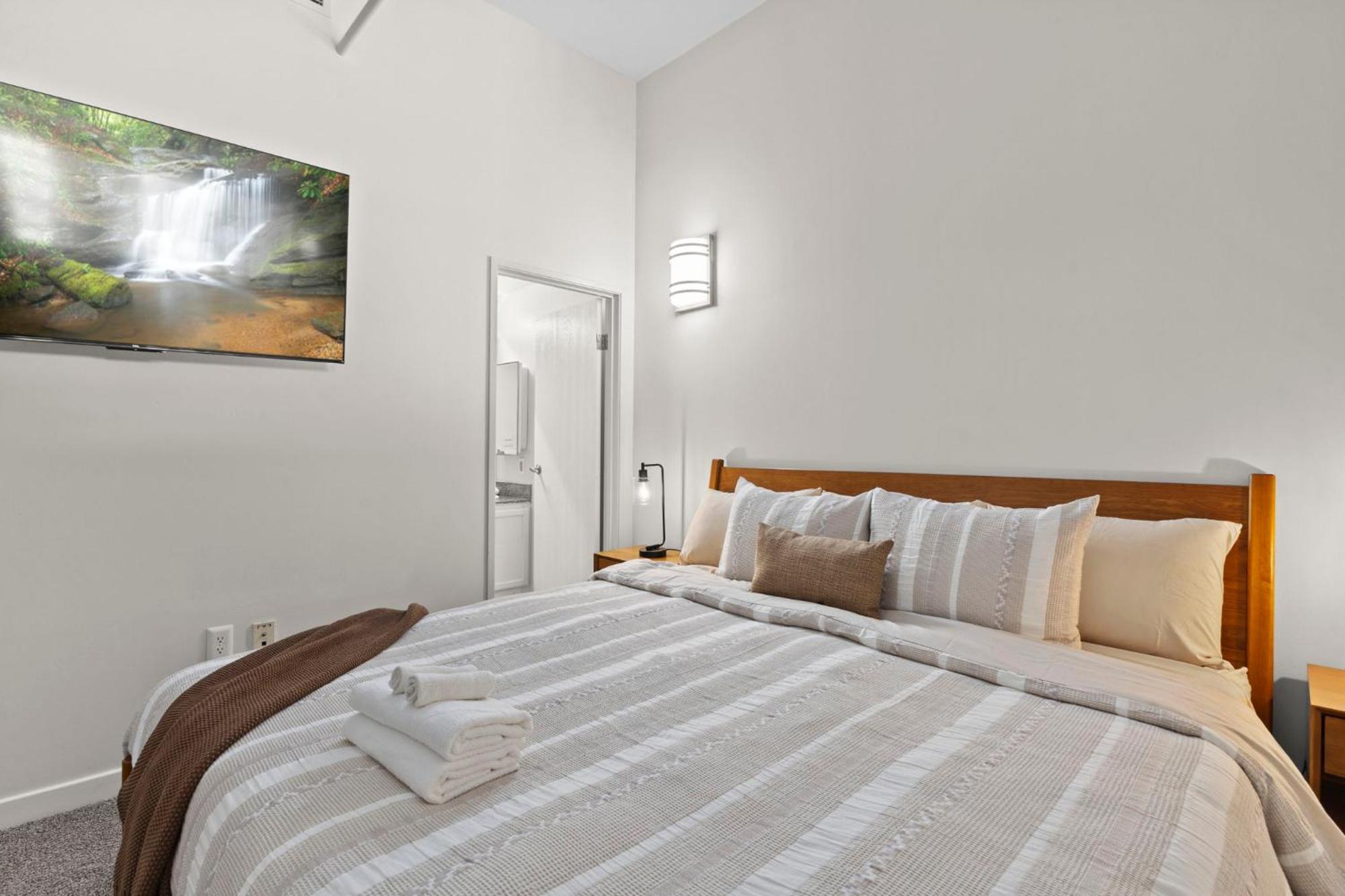 Indy Metro Stay - Sleeps 8 - Skywalk Access - Monument Circle إنديانابوليس المظهر الخارجي الصورة