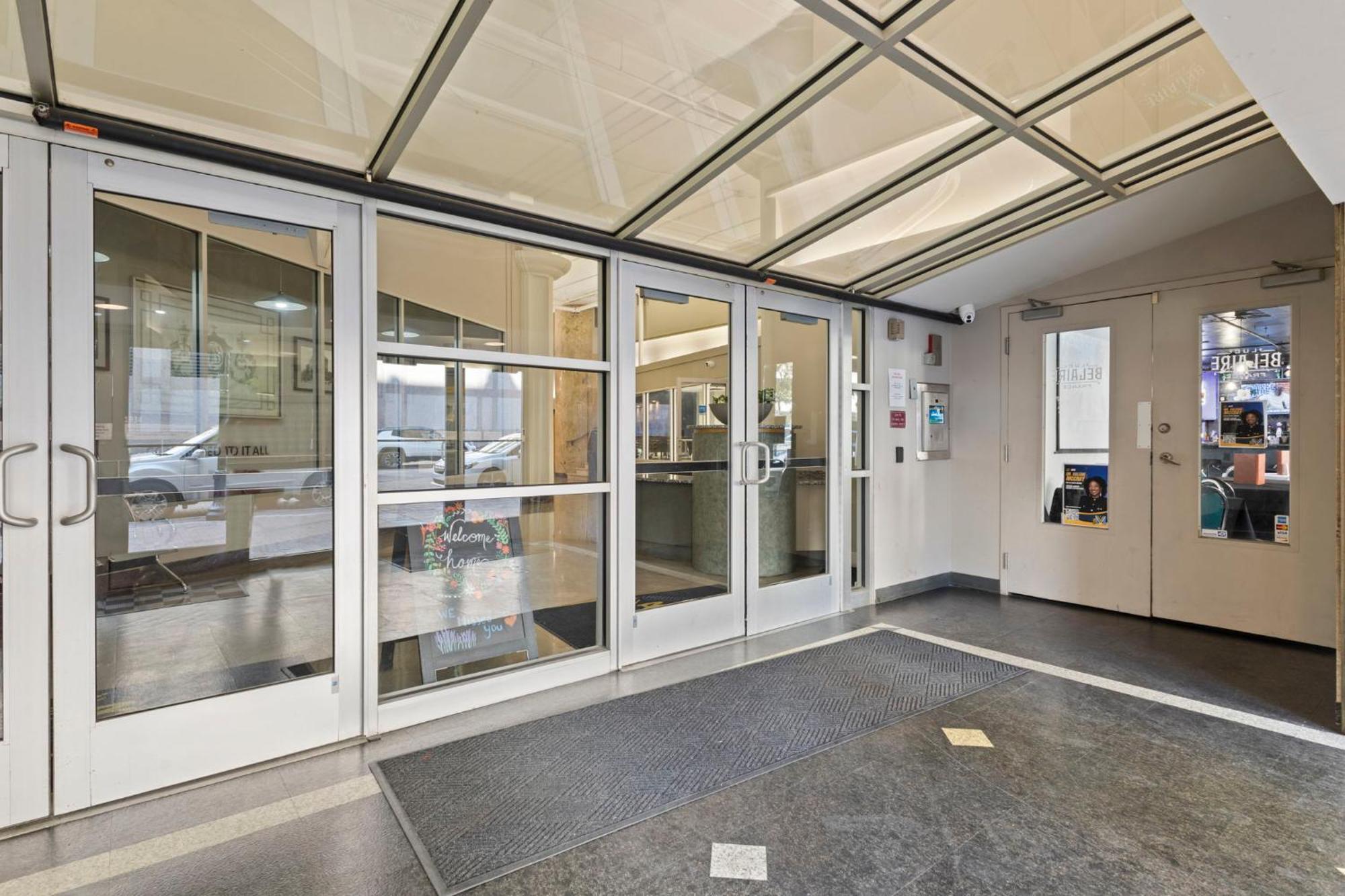 Indy Metro Stay - Sleeps 8 - Skywalk Access - Monument Circle إنديانابوليس المظهر الخارجي الصورة