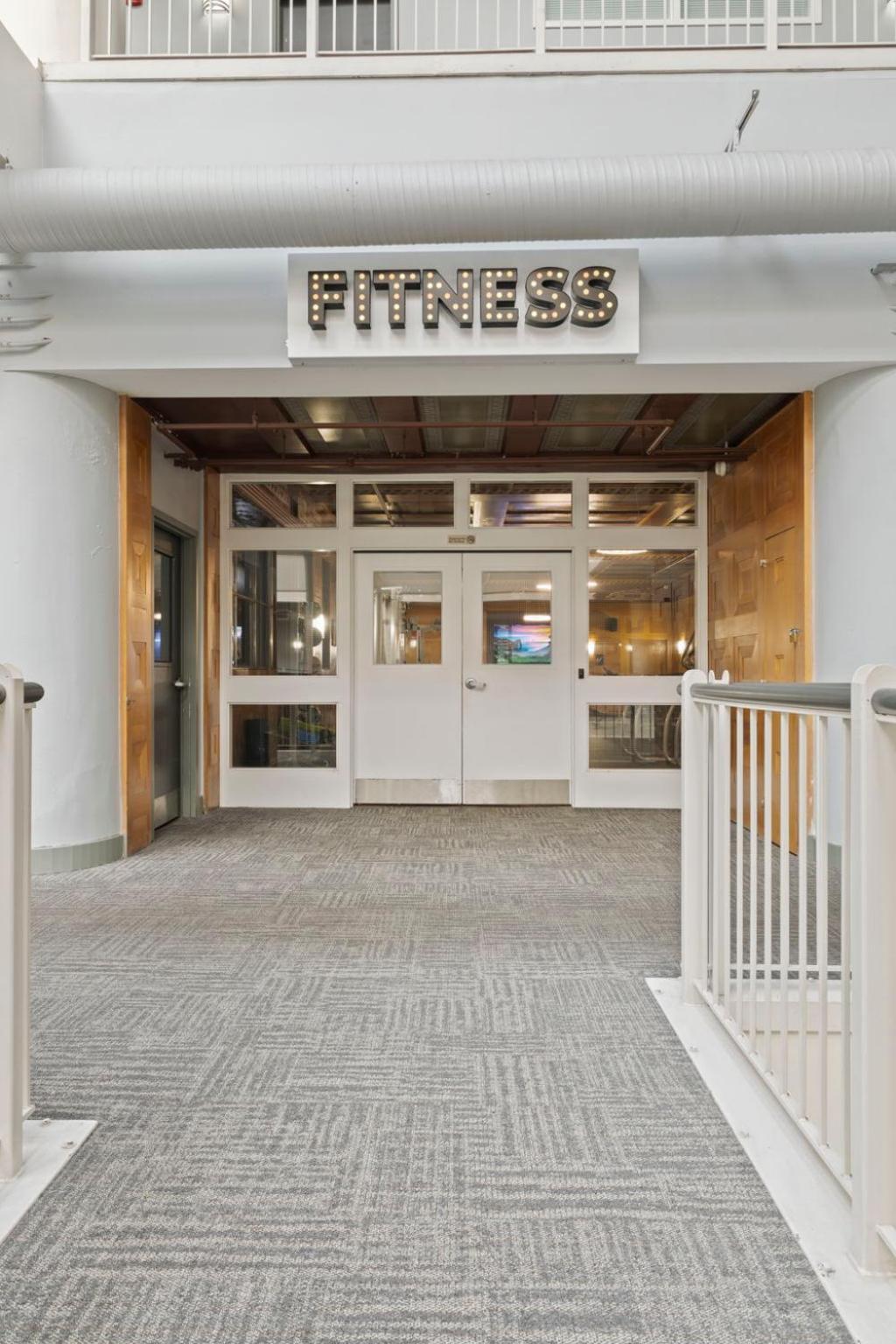 Indy Metro Stay - Sleeps 8 - Skywalk Access - Monument Circle إنديانابوليس المظهر الخارجي الصورة