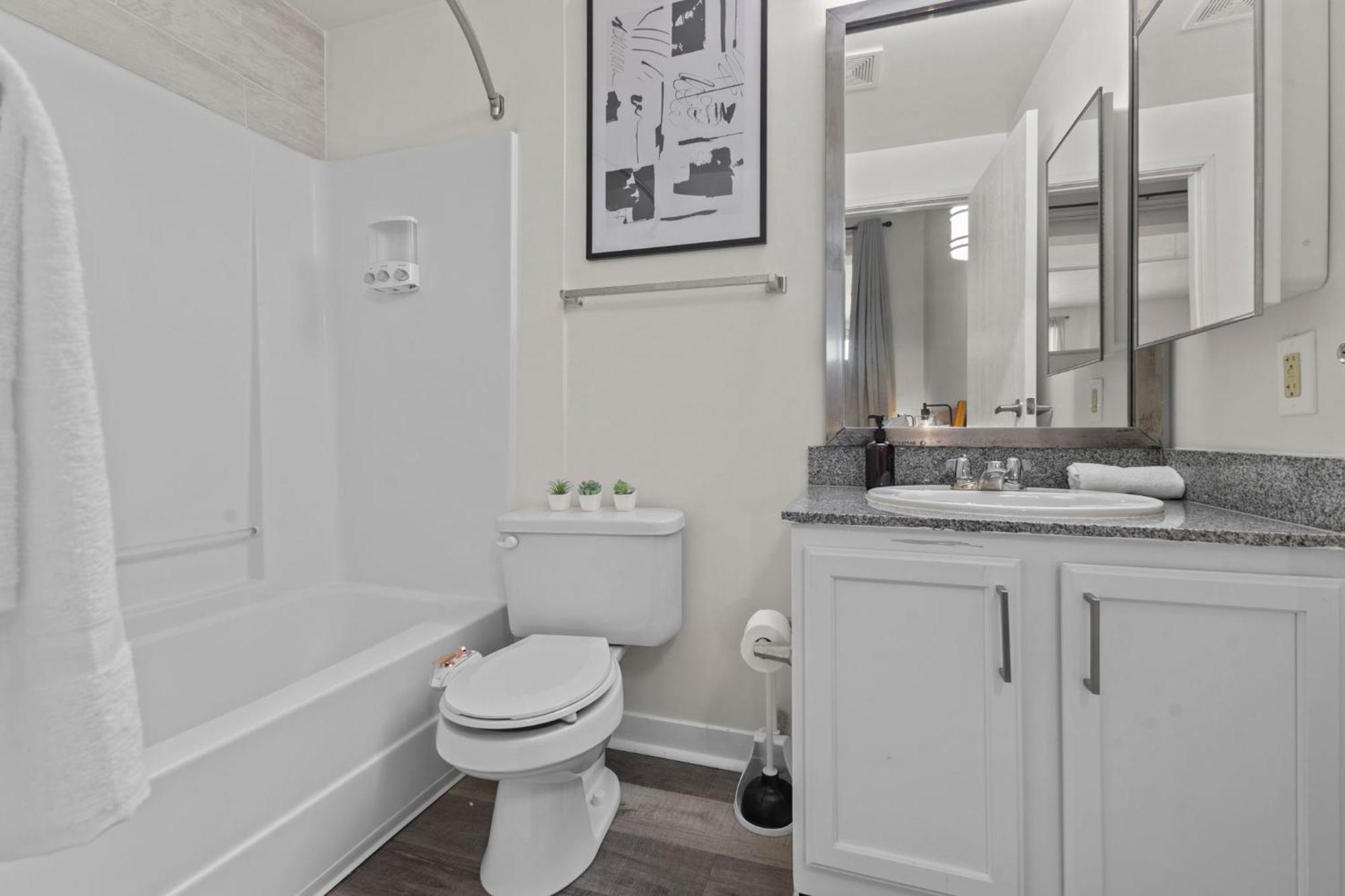 Indy Metro Stay - Sleeps 8 - Skywalk Access - Monument Circle إنديانابوليس المظهر الخارجي الصورة