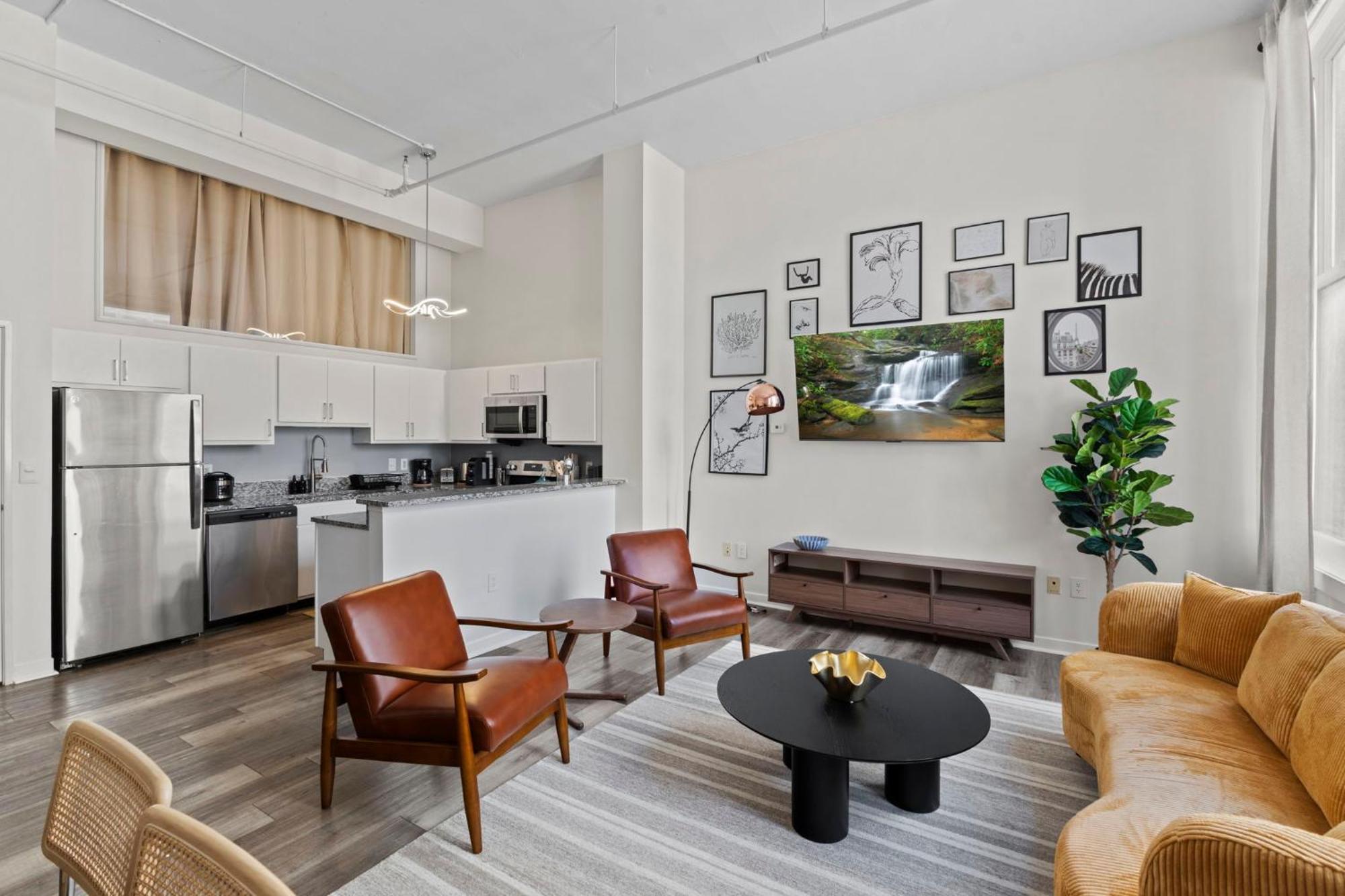 Indy Metro Stay - Sleeps 8 - Skywalk Access - Monument Circle إنديانابوليس المظهر الخارجي الصورة