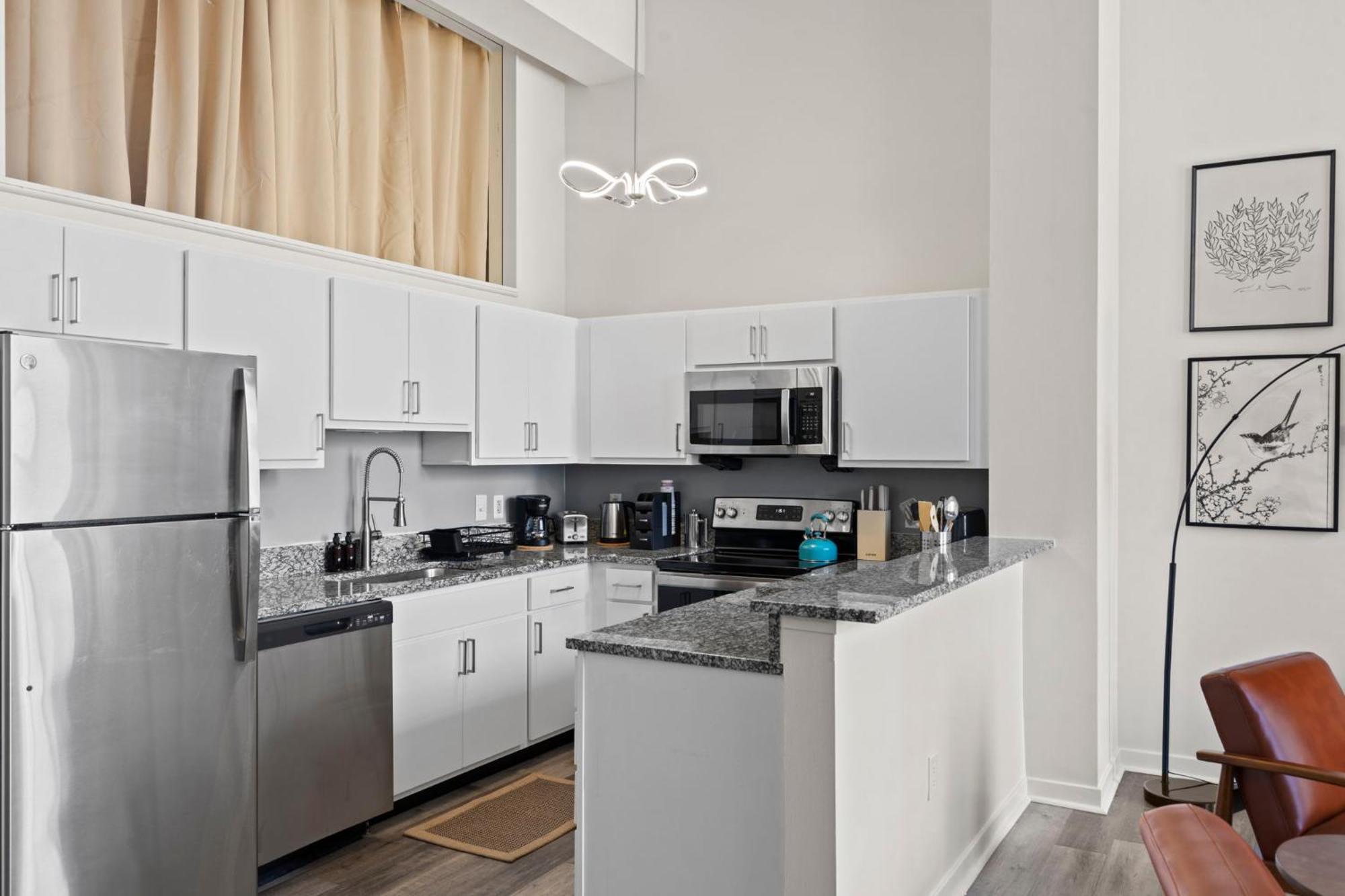 Indy Metro Stay - Sleeps 8 - Skywalk Access - Monument Circle إنديانابوليس المظهر الخارجي الصورة