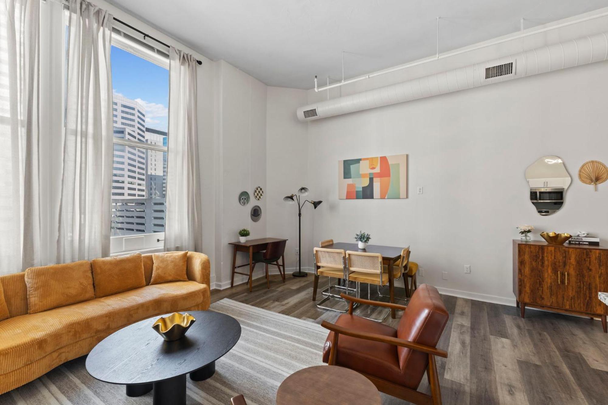 Indy Metro Stay - Sleeps 8 - Skywalk Access - Monument Circle إنديانابوليس المظهر الخارجي الصورة