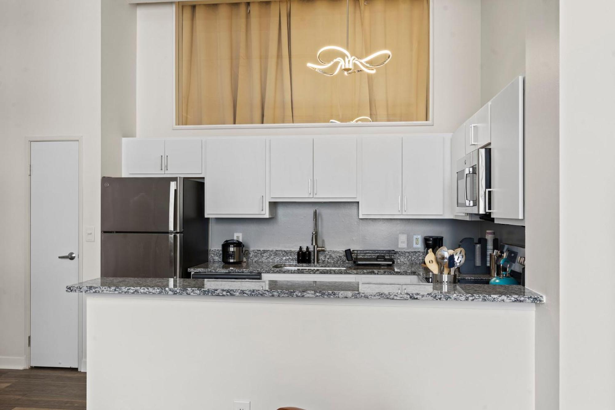 Indy Metro Stay - Sleeps 8 - Skywalk Access - Monument Circle إنديانابوليس المظهر الخارجي الصورة