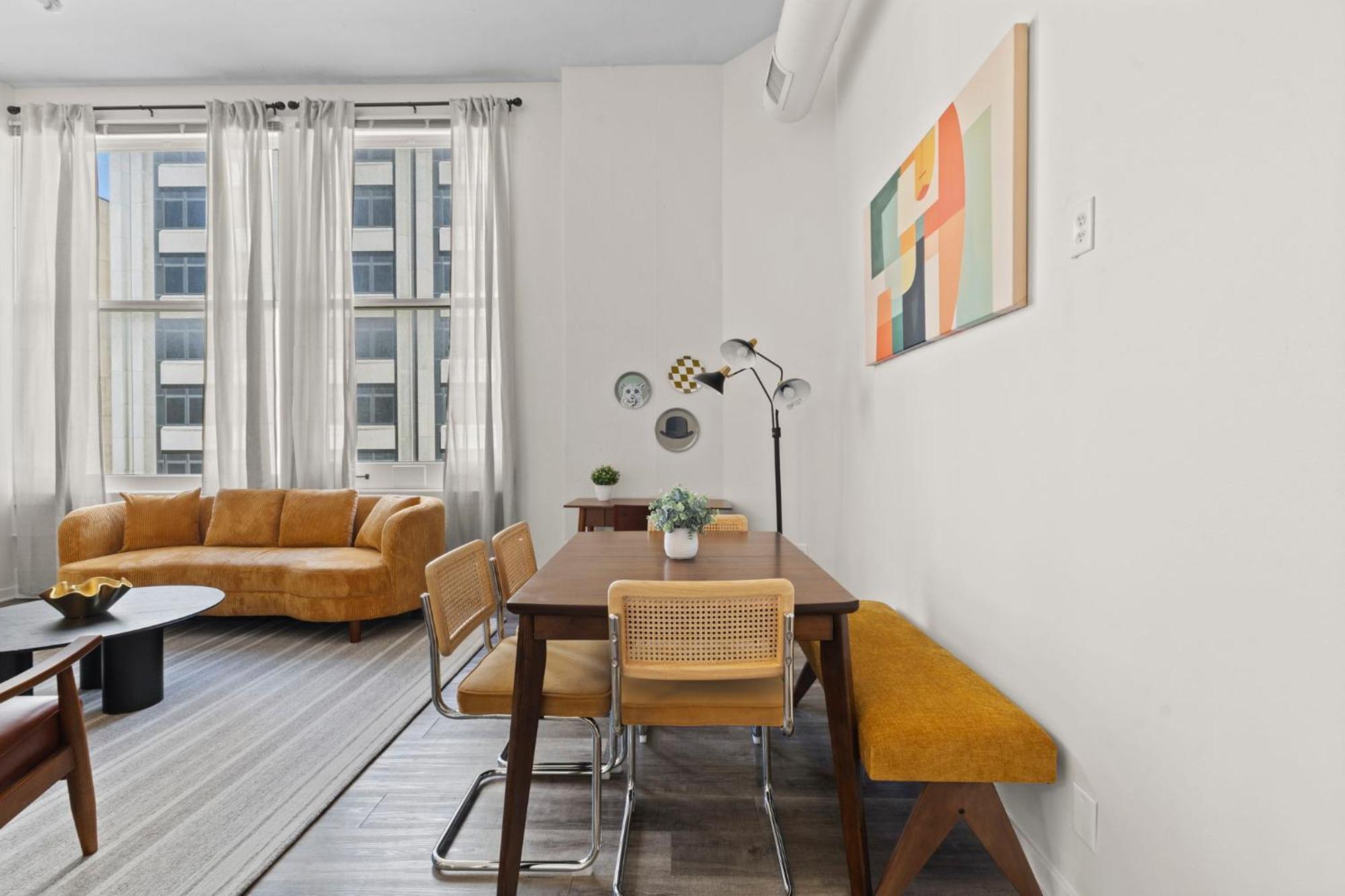 Indy Metro Stay - Sleeps 8 - Skywalk Access - Monument Circle إنديانابوليس المظهر الخارجي الصورة