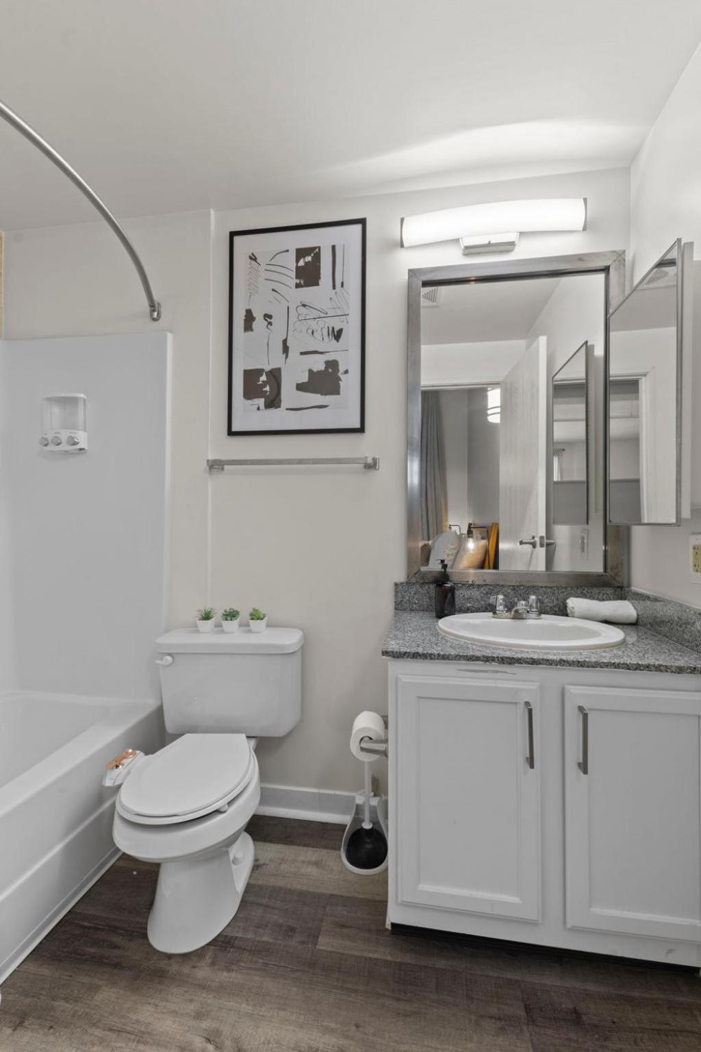 Indy Metro Stay - Sleeps 8 - Skywalk Access - Monument Circle إنديانابوليس المظهر الخارجي الصورة