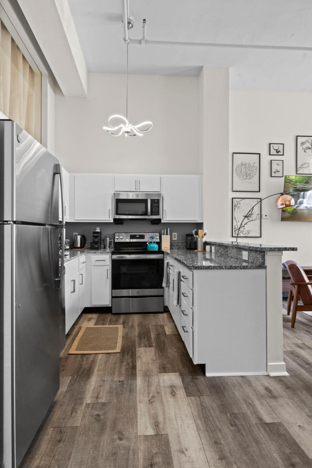 Indy Metro Stay - Sleeps 8 - Skywalk Access - Monument Circle إنديانابوليس المظهر الخارجي الصورة
