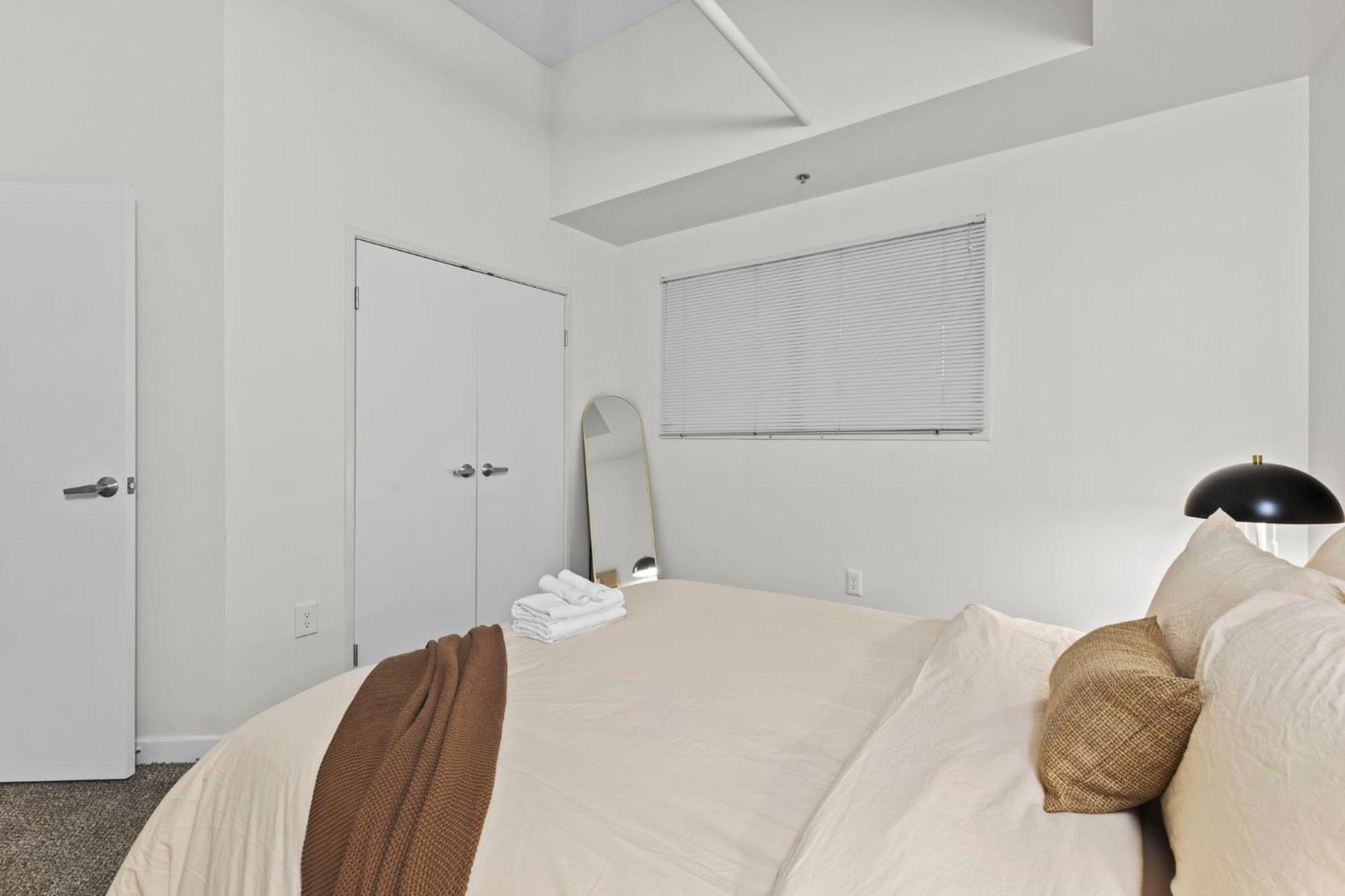Indy Metro Stay - Sleeps 8 - Skywalk Access - Monument Circle إنديانابوليس المظهر الخارجي الصورة