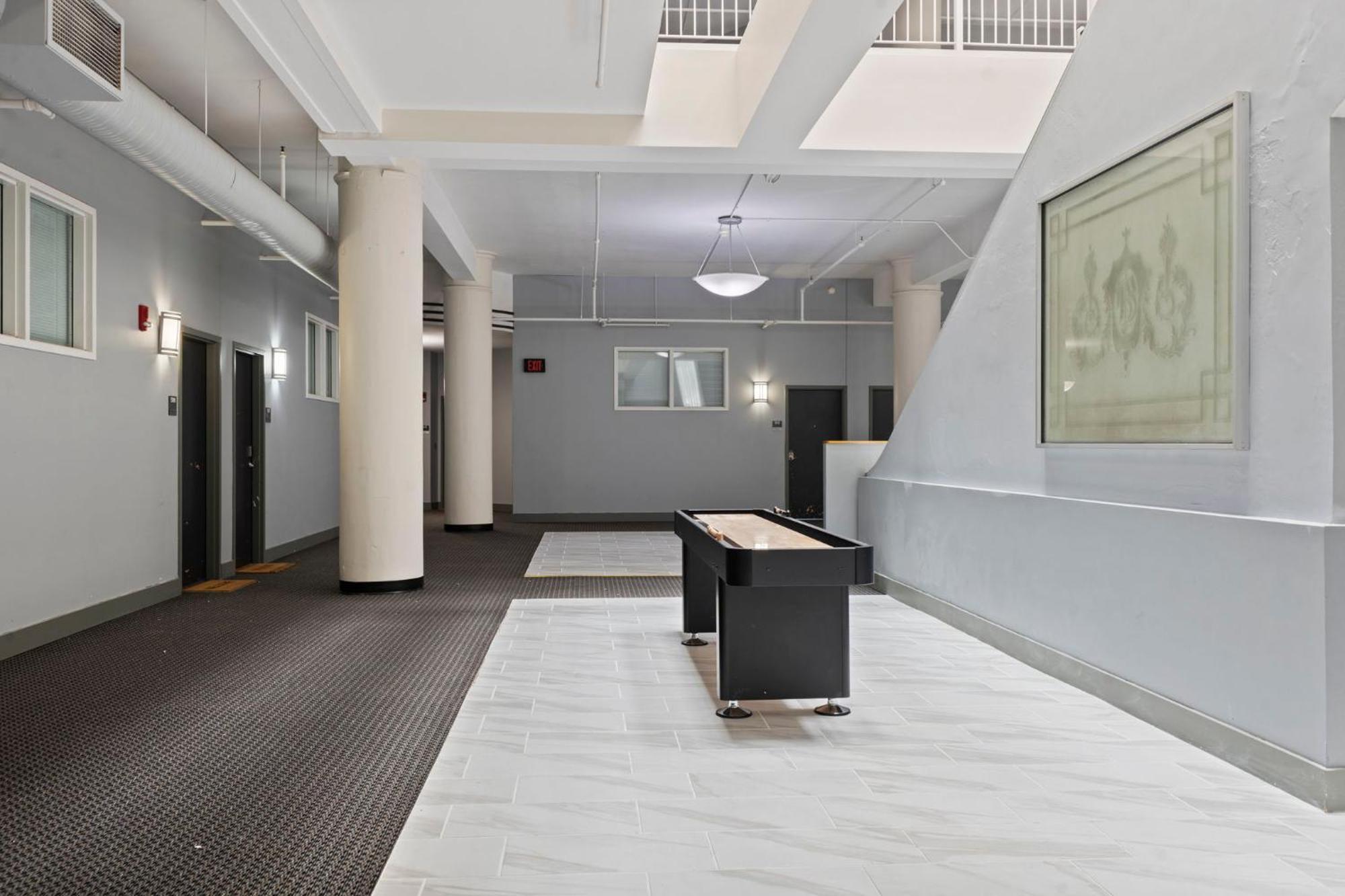 Indy Metro Stay - Sleeps 8 - Skywalk Access - Monument Circle إنديانابوليس المظهر الخارجي الصورة