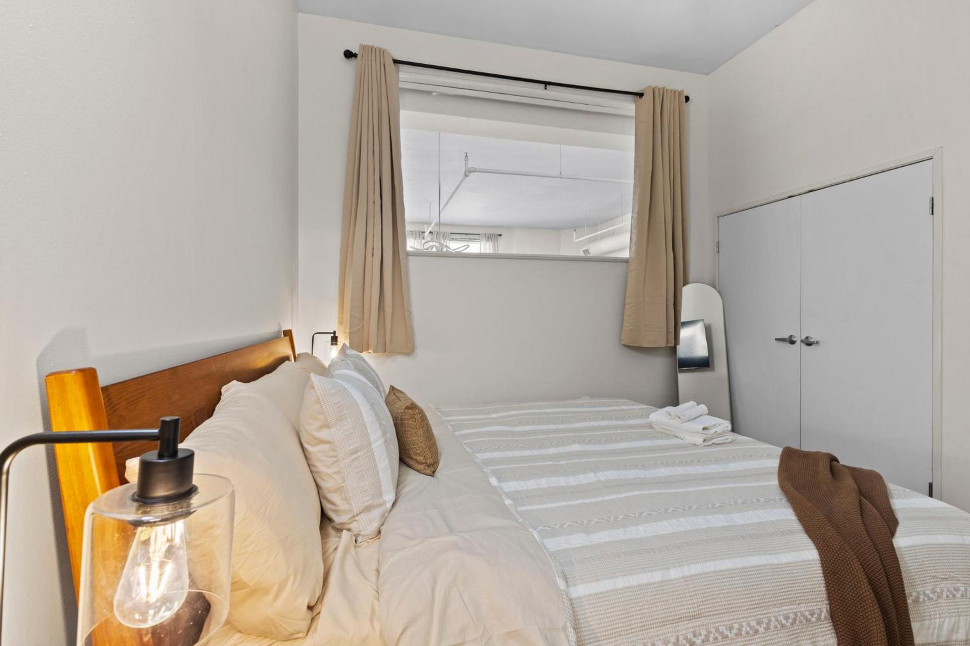 Indy Metro Stay - Sleeps 8 - Skywalk Access - Monument Circle إنديانابوليس المظهر الخارجي الصورة